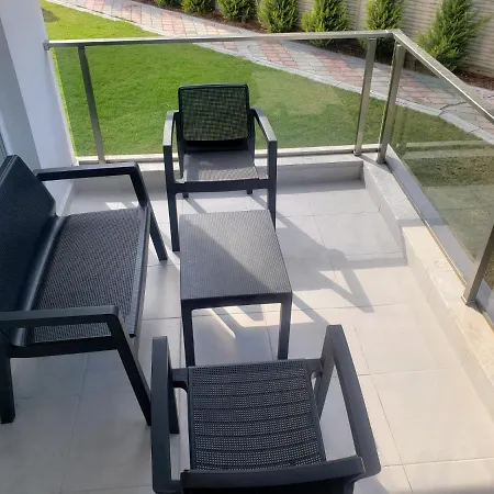 Lovely 1 Bedroom With Swimming Pool Apartmán